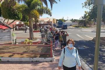 Protesta de los trabajadores del Paco Artiles y encuentro al aire libre con el alcalde en Arnao/TA.